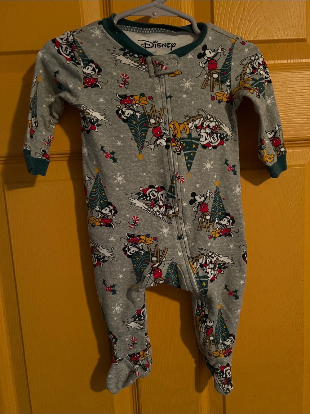 3-6 MONTHS BABY DISNEY GRAY MICKEY MOUSE FOOTED ONE-PIECE ONESIE CHRISTMAS